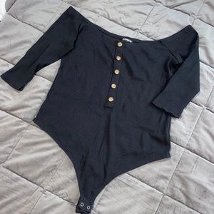 🎱 off-the-shoulders black bodysuit 🎱